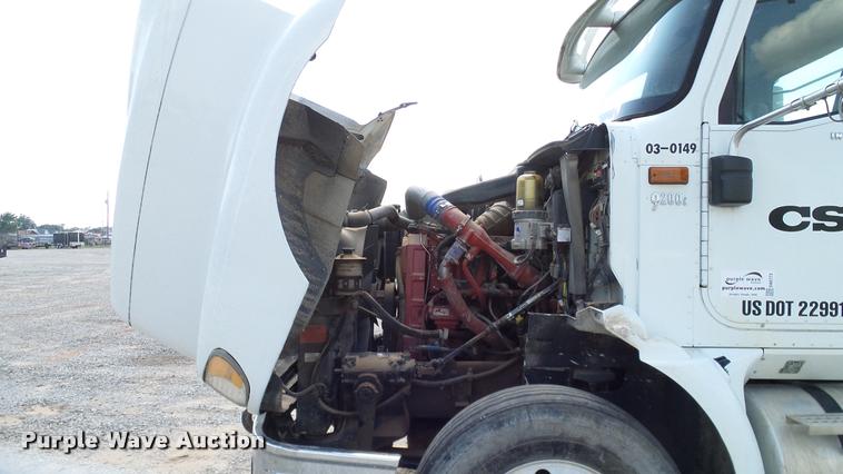 image for item DA6773 2006 International 9200i semi truck