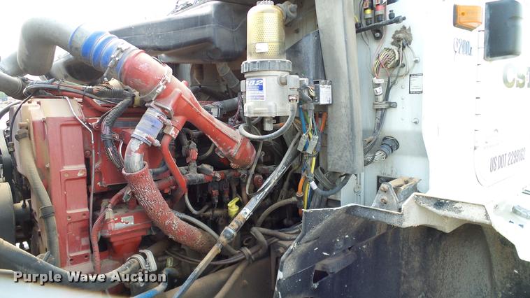 image for item DA6773 2006 International 9200i semi truck