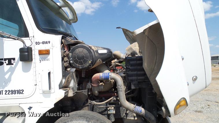 image for item DA6773 2006 International 9200i semi truck