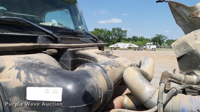 image for item DA6773 2006 International 9200i semi truck