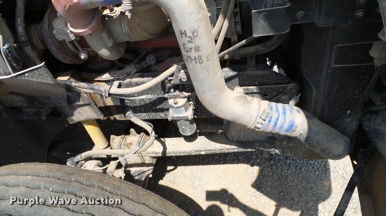 image for item DA6773 2006 International 9200i semi truck