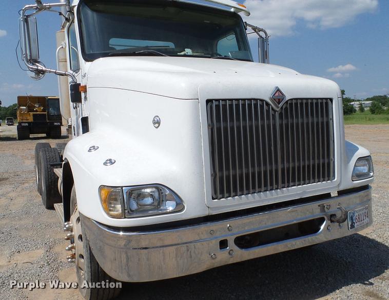 image for item DA6773 2006 International 9200i semi truck