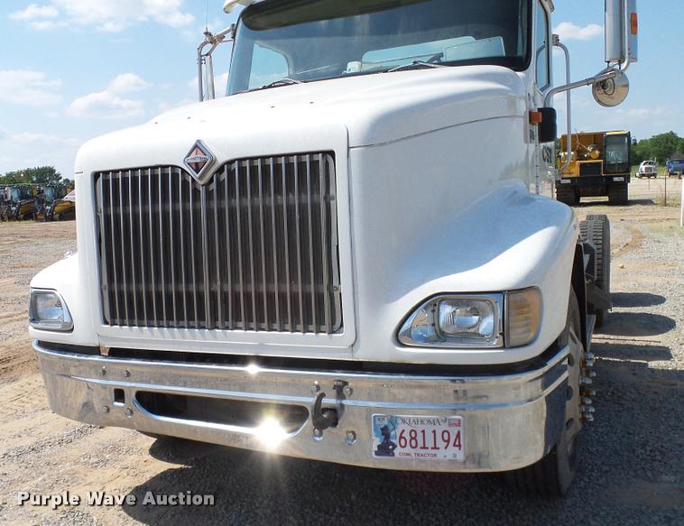 image for item DA6773 2006 International 9200i semi truck