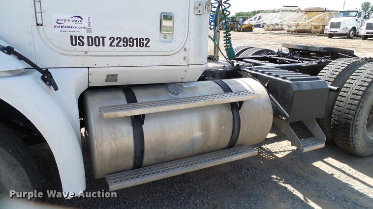 image for item DA6773 2006 International 9200i semi truck