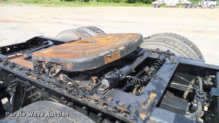 image for item DA6773 2006 International 9200i semi truck