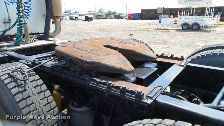 image for item DA6773 2006 International 9200i semi truck