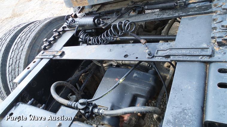 image for item DA6773 2006 International 9200i semi truck