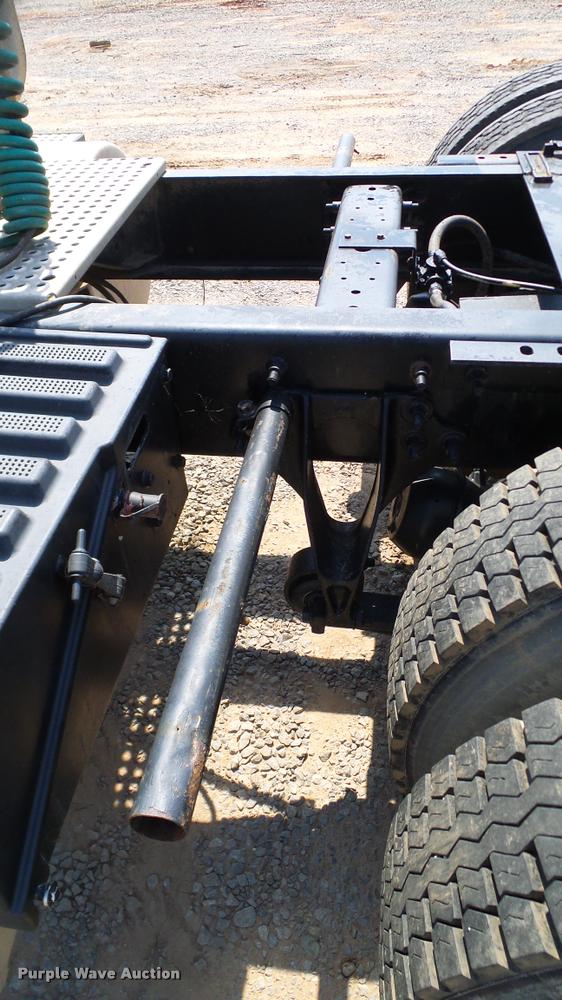 image for item DA6773 2006 International 9200i semi truck