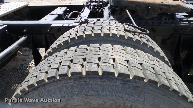 image for item DA6773 2006 International 9200i semi truck