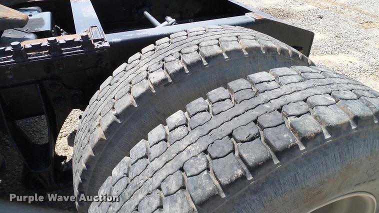 image for item DA6773 2006 International 9200i semi truck