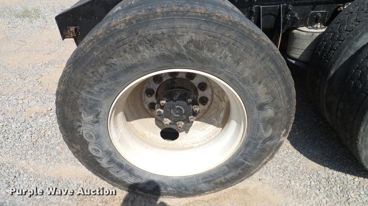 image for item DA6773 2006 International 9200i semi truck