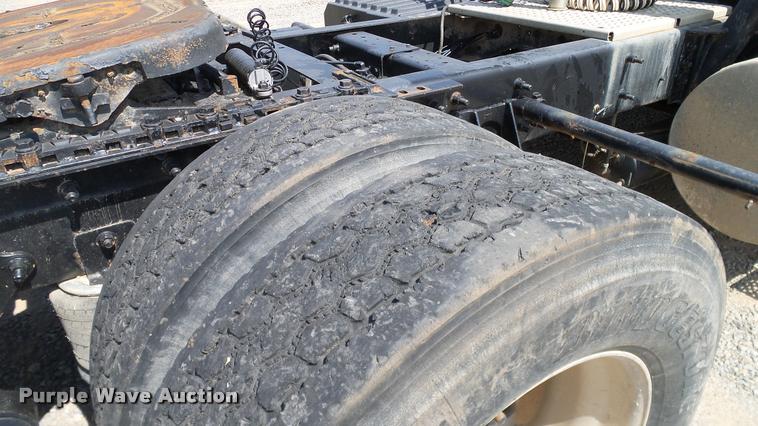 image for item DA6773 2006 International 9200i semi truck