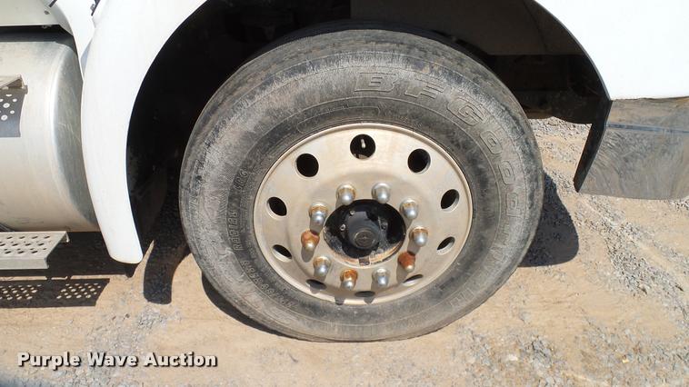 image for item DA6773 2006 International 9200i semi truck