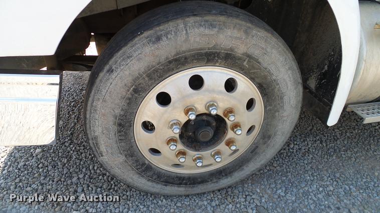 image for item DA6773 2006 International 9200i semi truck