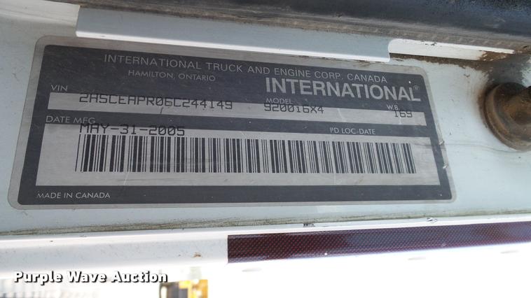 image for item DA6773 2006 International 9200i semi truck