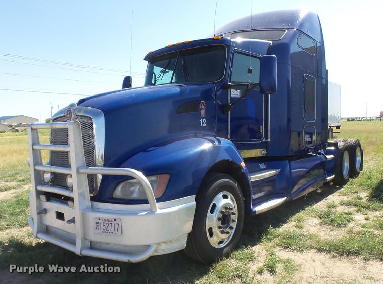 image for item DB2624 2009 Kenworth T660 semi truck