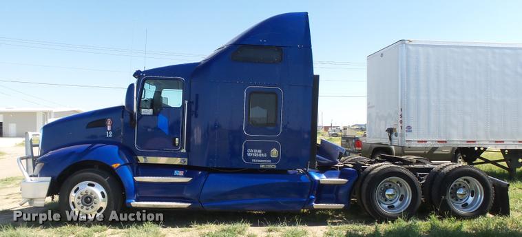image for item DB2624 2009 Kenworth T660 semi truck