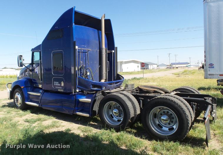 image for item DB2624 2009 Kenworth T660 semi truck