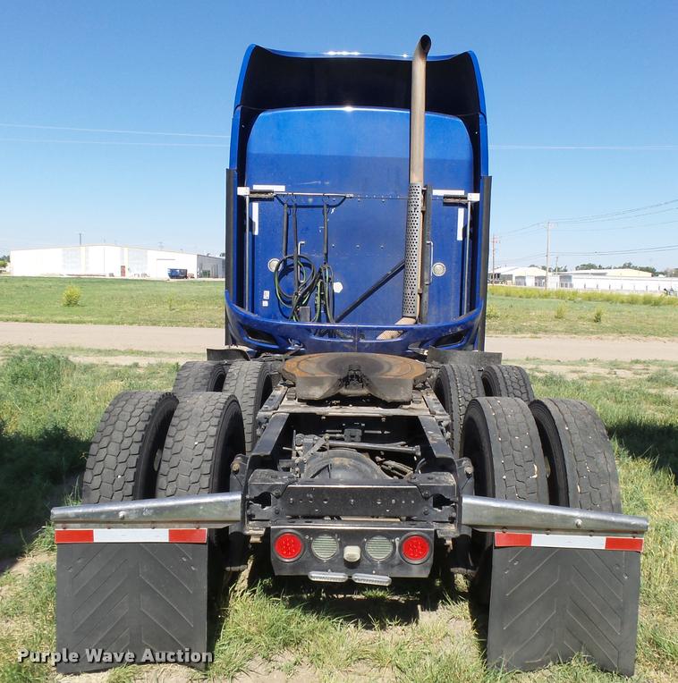 image for item DB2624 2009 Kenworth T660 semi truck