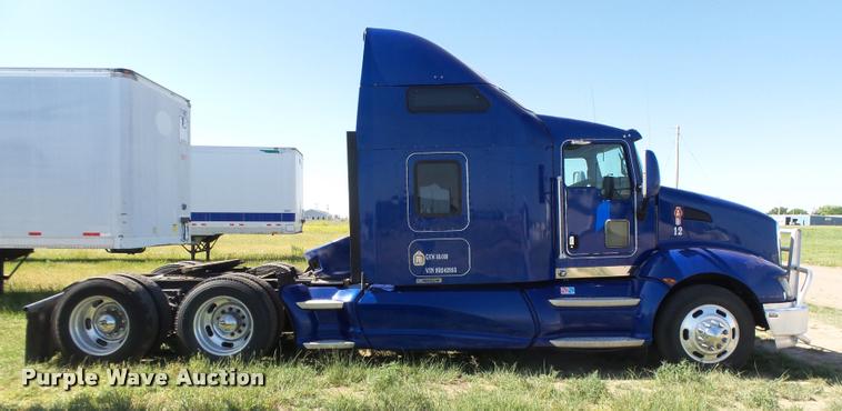 image for item DB2624 2009 Kenworth T660 semi truck