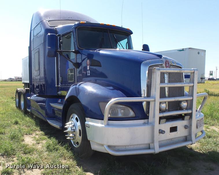 image for item DB2624 2009 Kenworth T660 semi truck