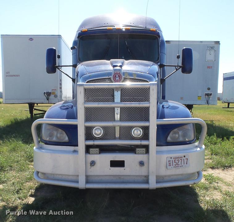 image for item DB2624 2009 Kenworth T660 semi truck