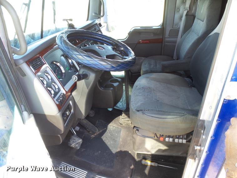 image for item DB2624 2009 Kenworth T660 semi truck