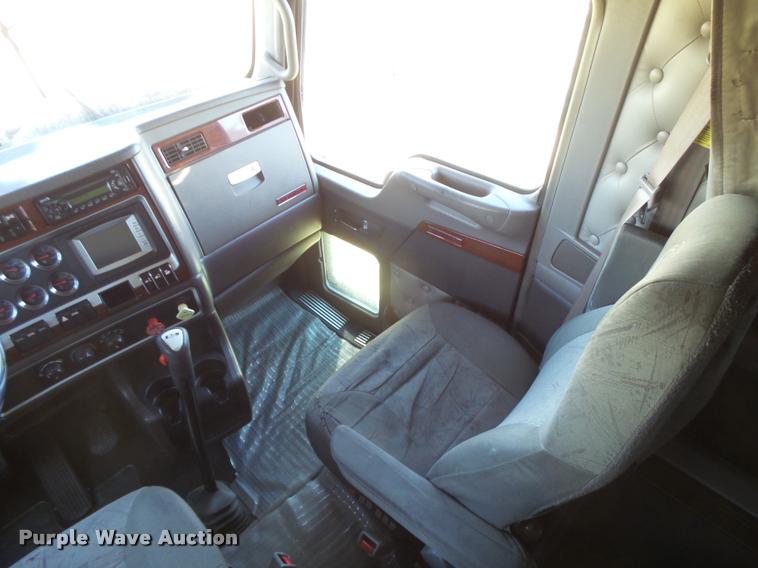 image for item DB2624 2009 Kenworth T660 semi truck