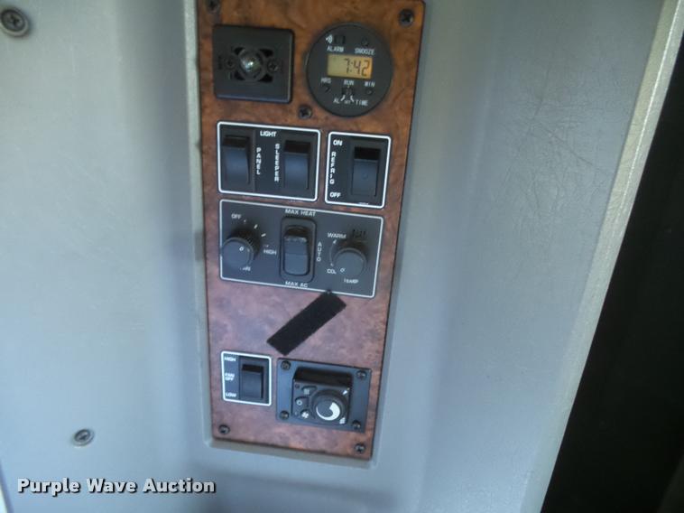 image for item DB2624 2009 Kenworth T660 semi truck