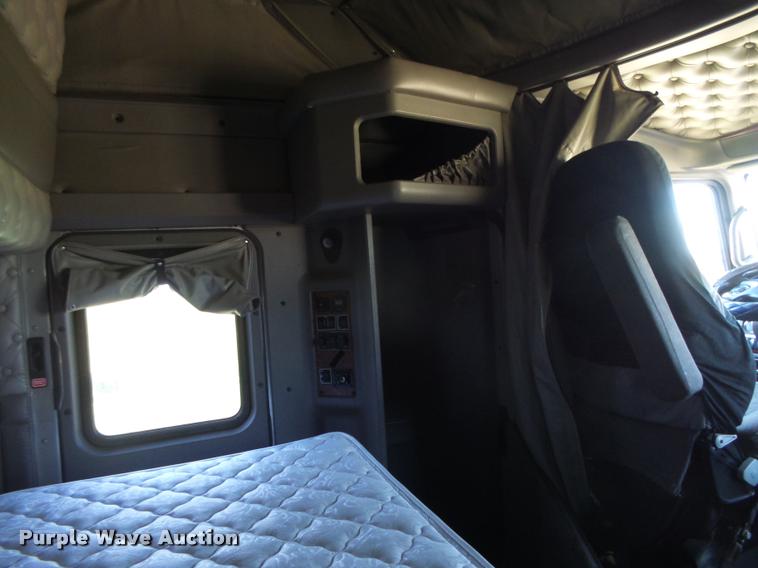 image for item DB2624 2009 Kenworth T660 semi truck