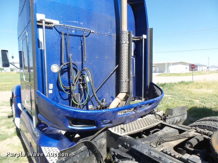 image for item DB2624 2009 Kenworth T660 semi truck