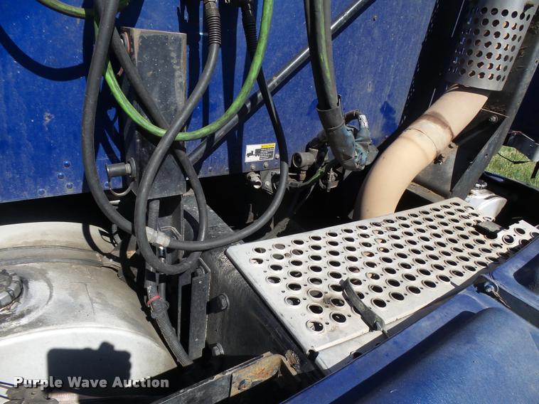 image for item DB2624 2009 Kenworth T660 semi truck