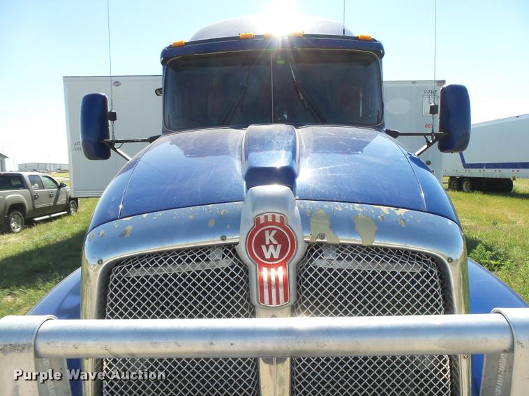 image for item DB2624 2009 Kenworth T660 semi truck