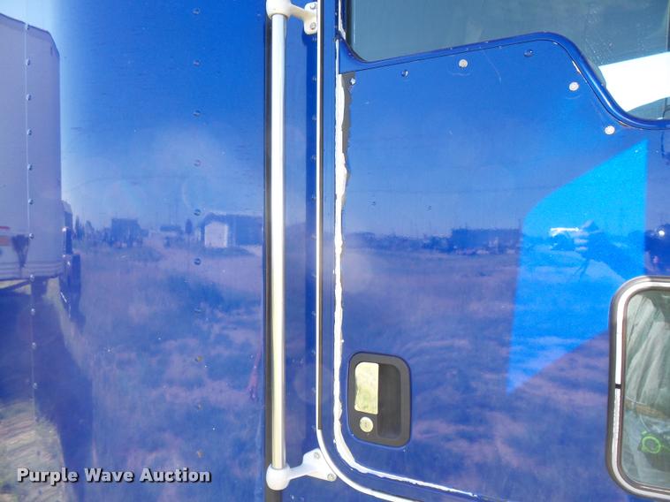 image for item DB2624 2009 Kenworth T660 semi truck
