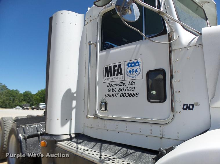 image for item DB5757 1990 Kenworth T400 semi truck