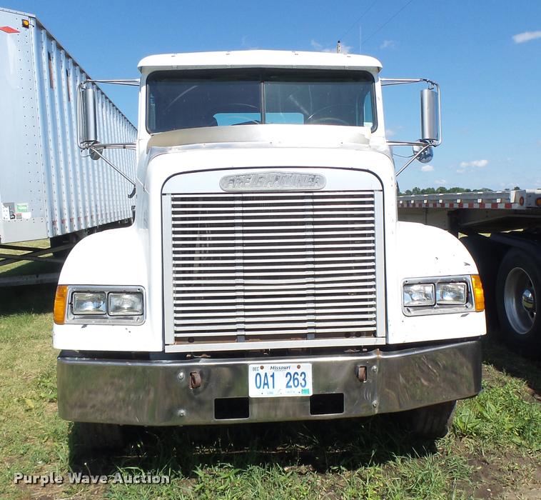 image for item DB5779 1999 Freightliner FLD112 semi truck