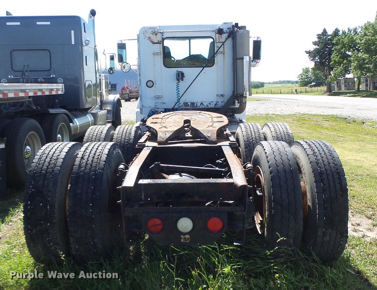 image for item DB5779 1999 Freightliner FLD112 semi truck