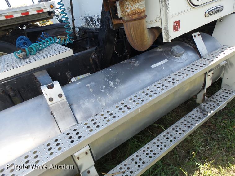 image for item DB5779 1999 Freightliner FLD112 semi truck