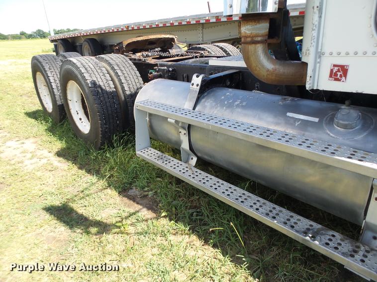 image for item DB5779 1999 Freightliner FLD112 semi truck