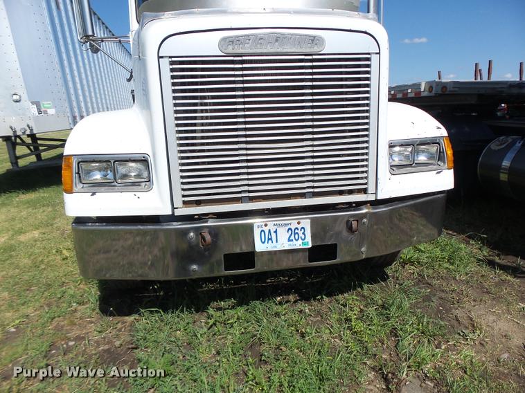 image for item DB5779 1999 Freightliner FLD112 semi truck