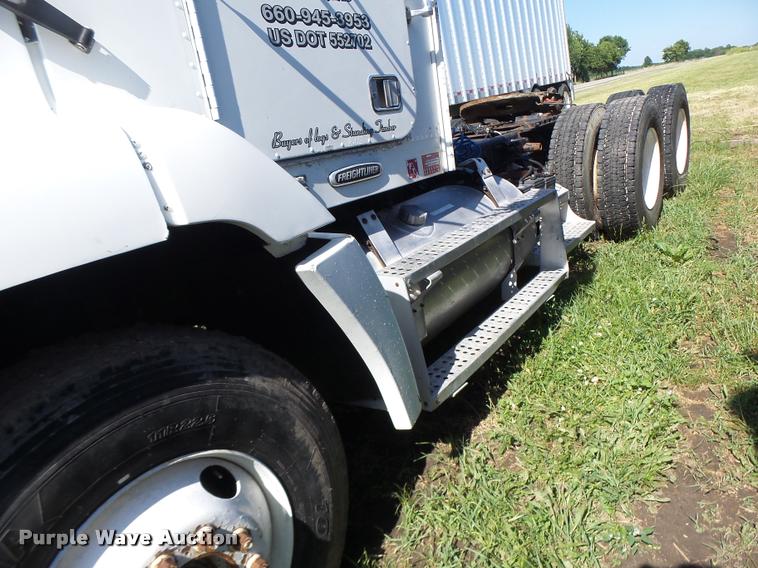 image for item DB5779 1999 Freightliner FLD112 semi truck