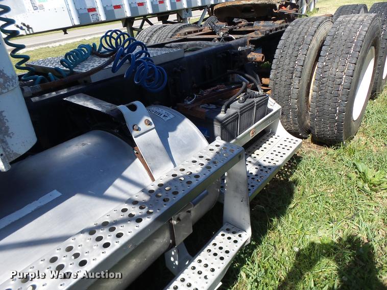 image for item DB5779 1999 Freightliner FLD112 semi truck