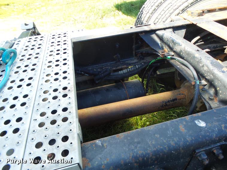 image for item DB5779 1999 Freightliner FLD112 semi truck