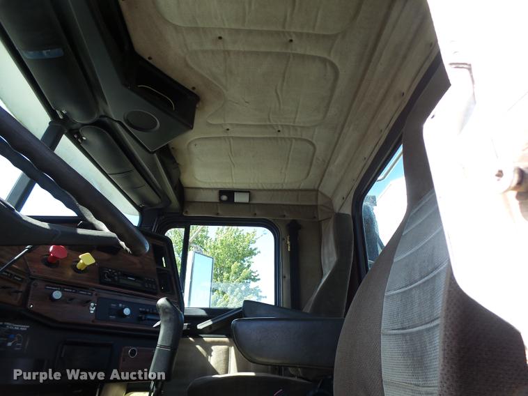 image for item DB5779 1999 Freightliner FLD112 semi truck