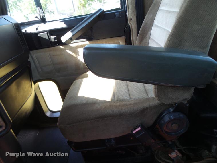 image for item DB5779 1999 Freightliner FLD112 semi truck