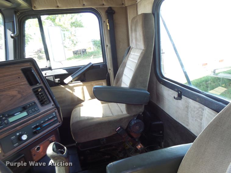 image for item DB5779 1999 Freightliner FLD112 semi truck