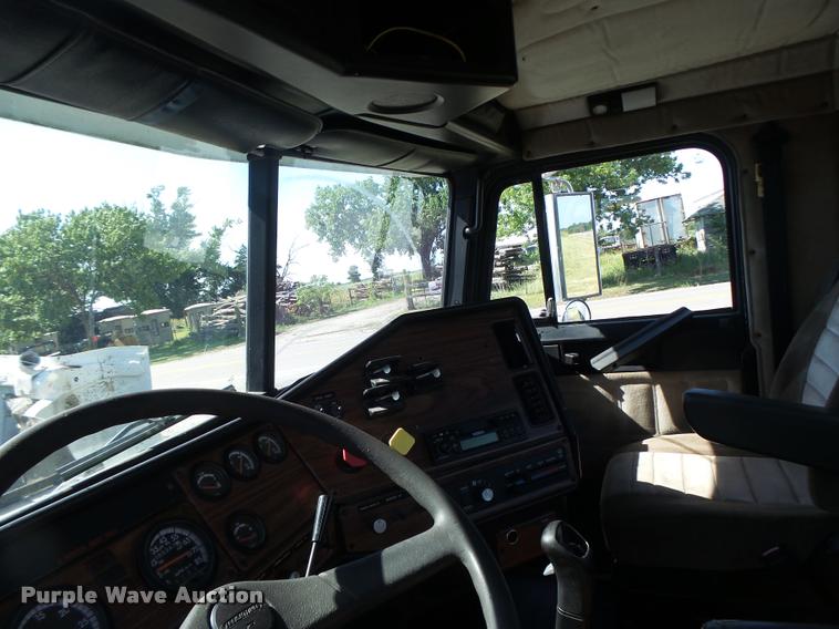 image for item DB5779 1999 Freightliner FLD112 semi truck