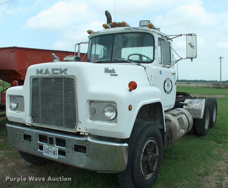 image for item DK9719 1989 Mack R690ST semi truck