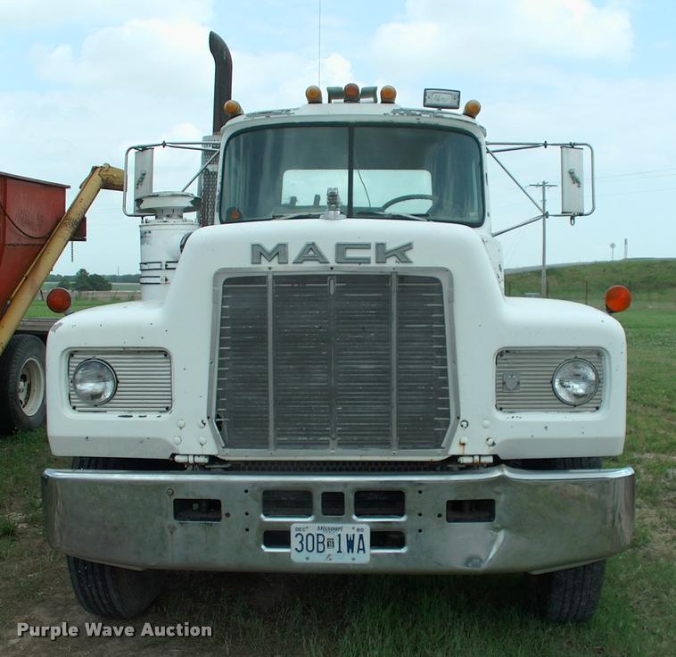 image for item DK9719 1989 Mack R690ST semi truck