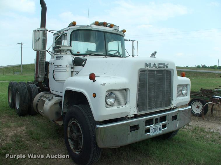 image for item DK9719 1989 Mack R690ST semi truck